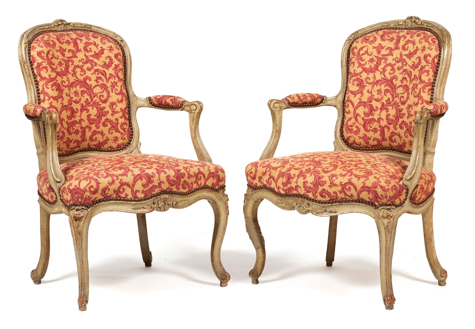 Paire de fauteuils cabriolet 一对卡布里埃尔扶手椅 
奶油色的木头, 模制和雕刻着花朵和刺桐叶.椅带是弯曲的，椅腿是拱形的。 
路易&hellip;