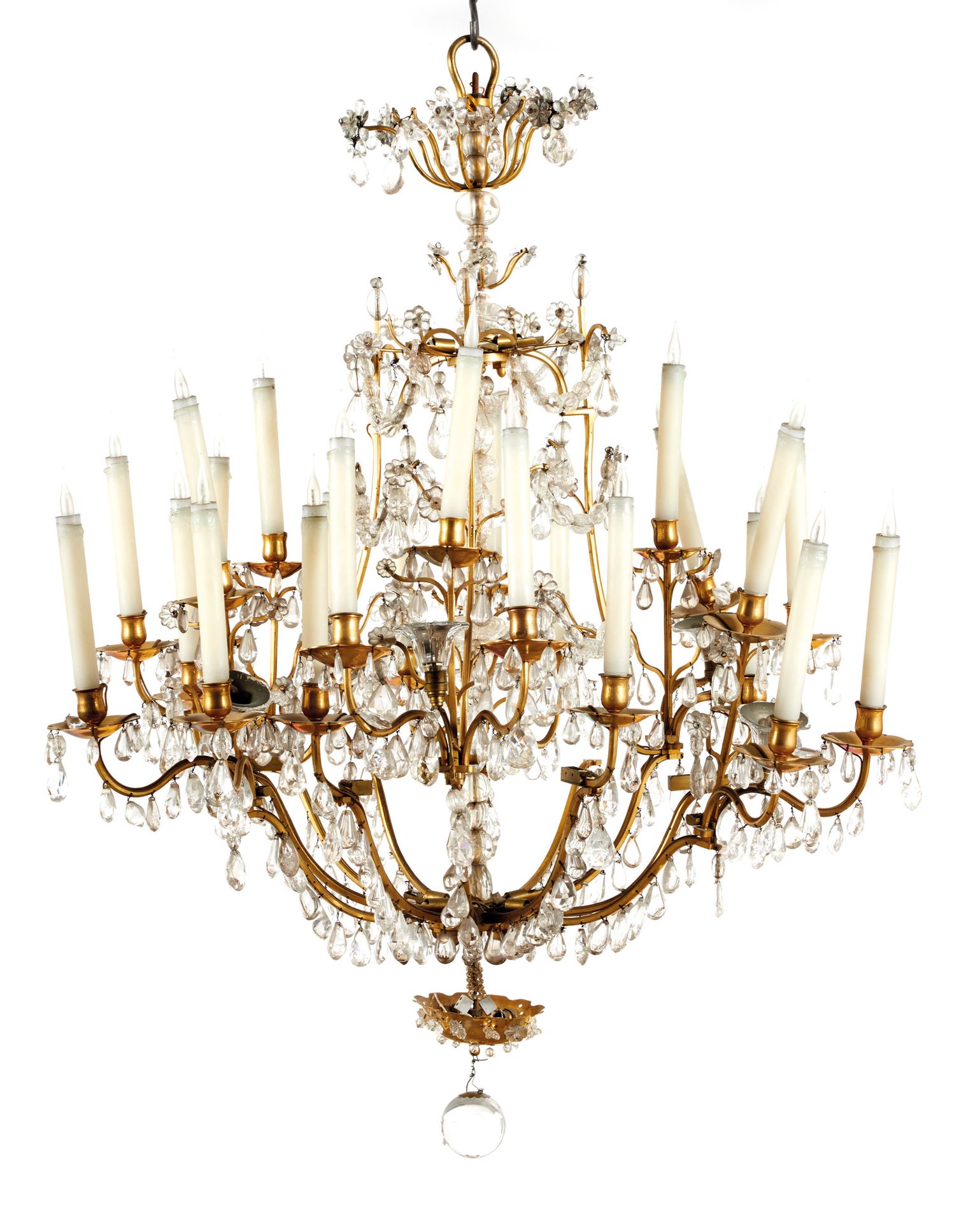 Lustre 枝形吊灯
有二十四根铜制的灯枝，装饰有吊坠和切割水晶花环。 
路易十五风格
高度：115厘米；宽度：91厘米