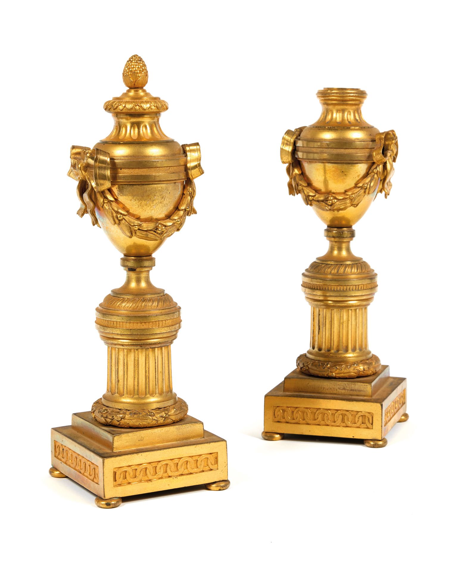 Paire de cassolettes formant bougeoirs 一对烛台
青铜凿刻和镀金，装饰着丝带结、月桂花环和松果。他们站在一个凹槽柱子上。长&hellip;