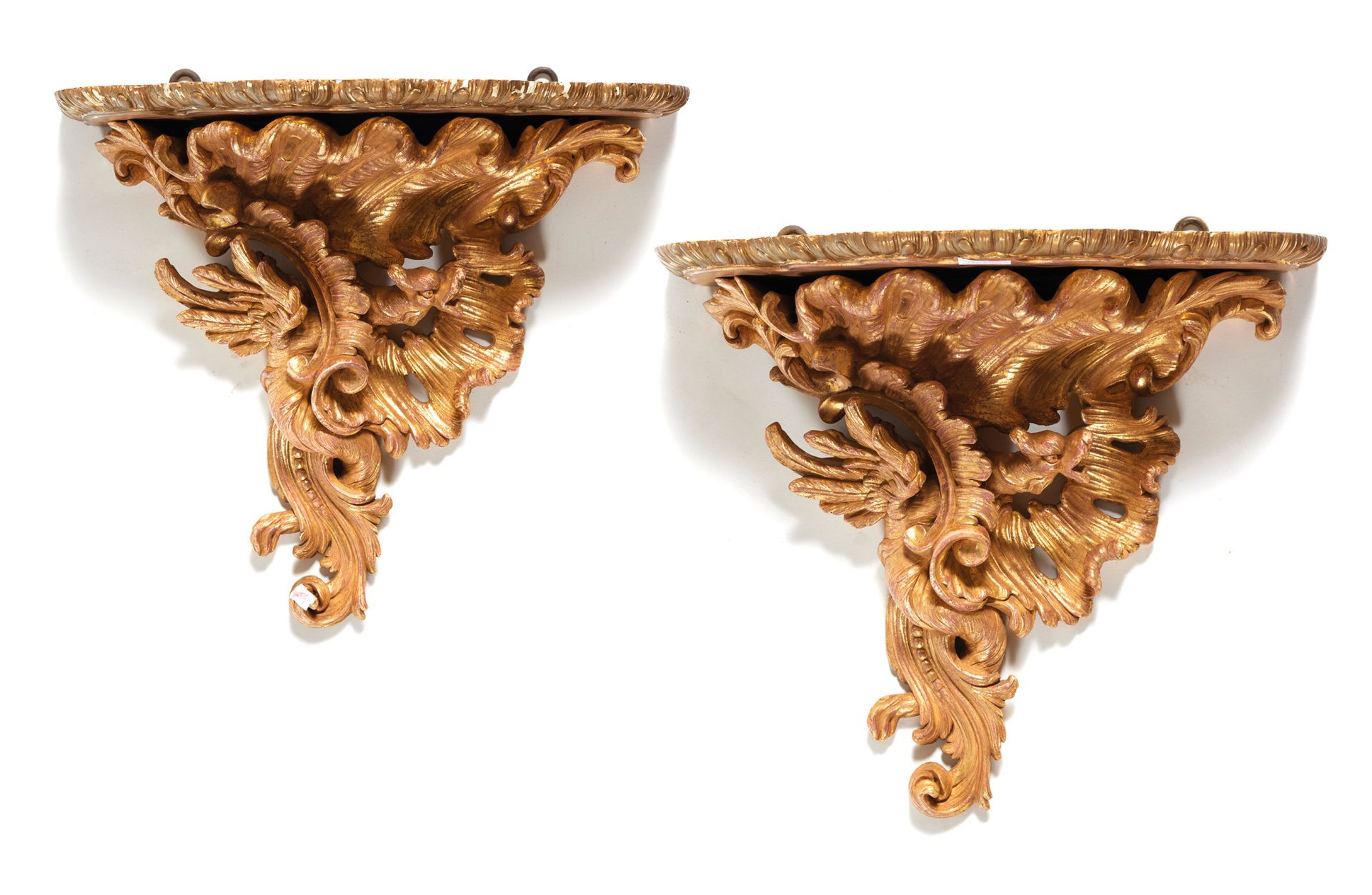 Paire de consoles d’applique 一对壁挂式支架
镀金木，装饰有叶子，翅膀，龙的造型和涡流 
路易十五风格
(有些缺口)
高度：37.5&hellip;