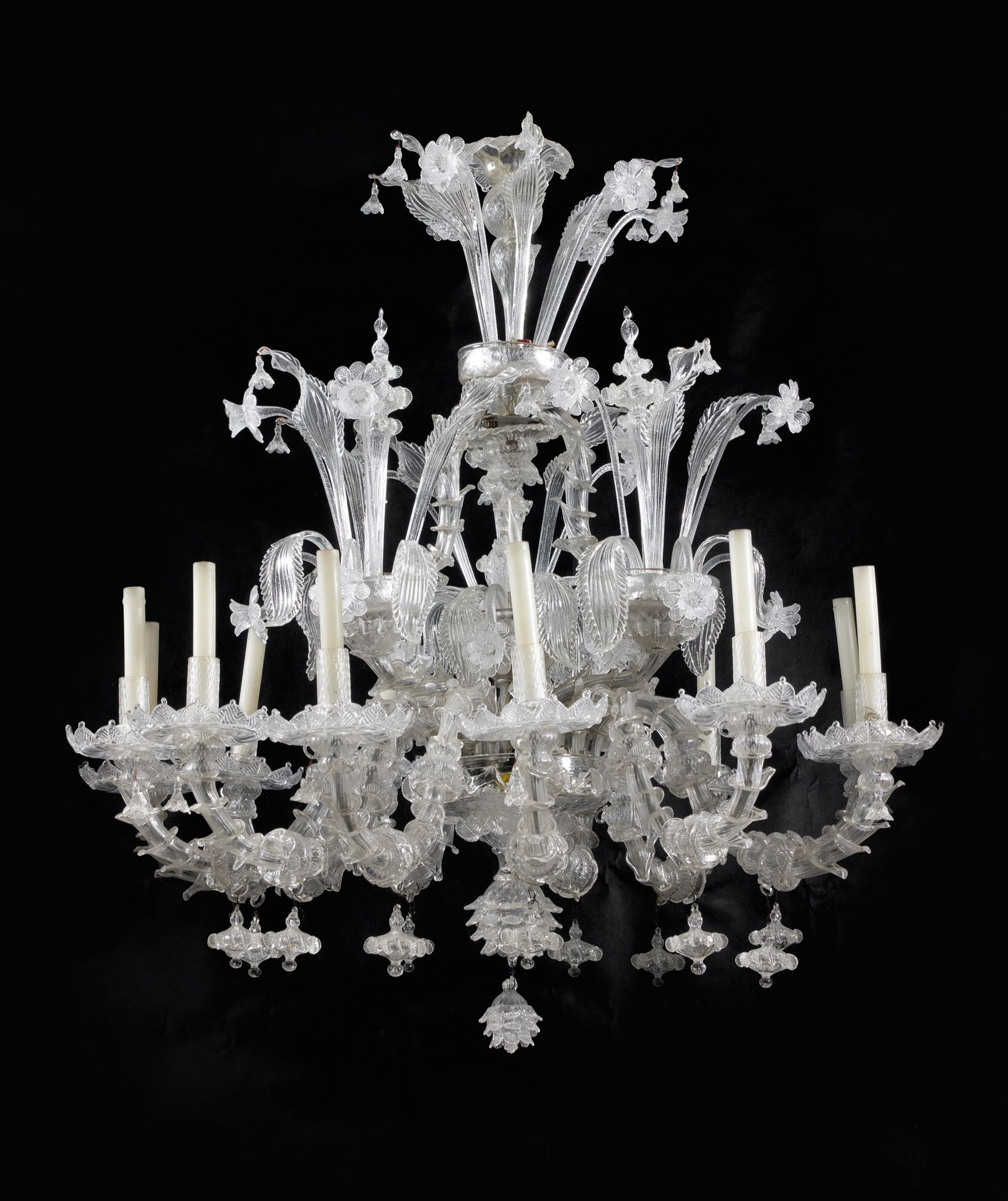 Lustre Lustre
en verre de Murano à douze branches de lumière orné de volutes, fl&hellip;