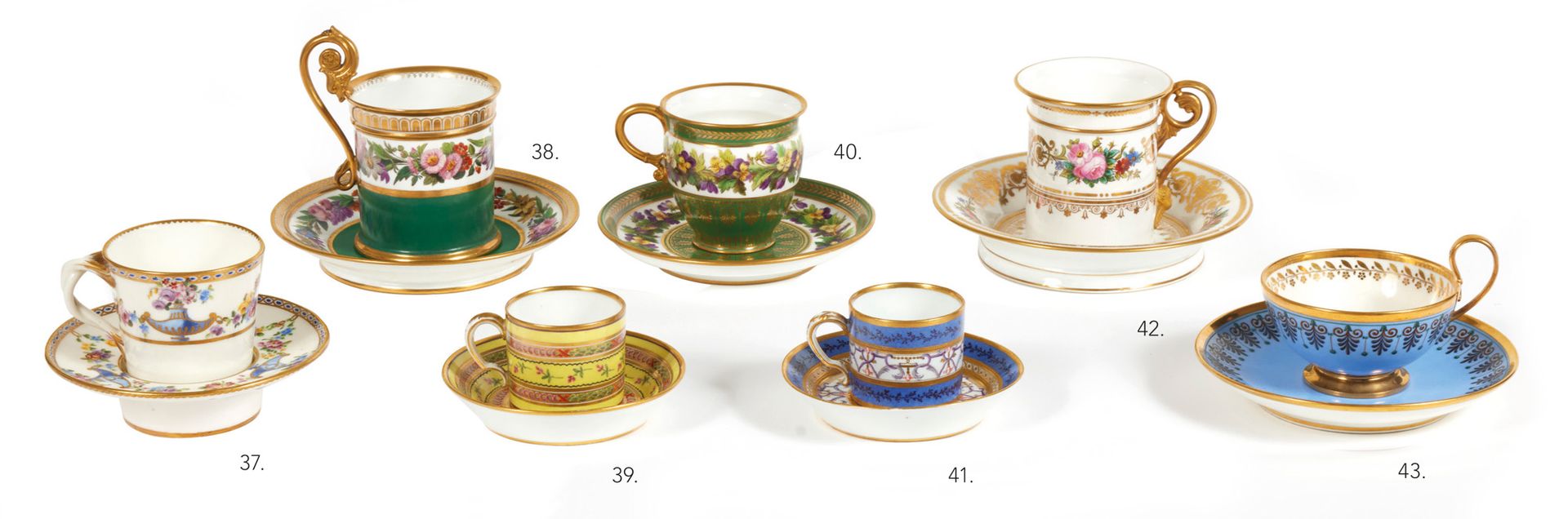 SEVRES 斯维尔
瓷杯和瓷碟，玛瑙蓝底，边缘装饰有滚动的棕榈和金丝。
背面有标记，1821年。
19世纪
高度：6,5厘米6.5厘米；直径：14.5厘米