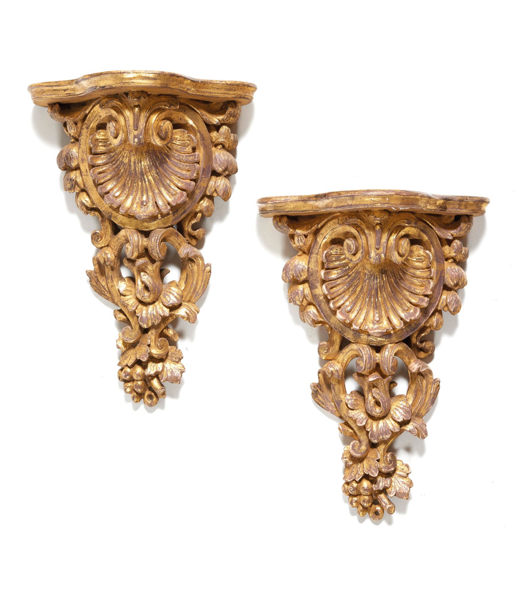 Paire de consoles d’applique Pair of wall brackets
in gilded wood, decorated wit&hellip;