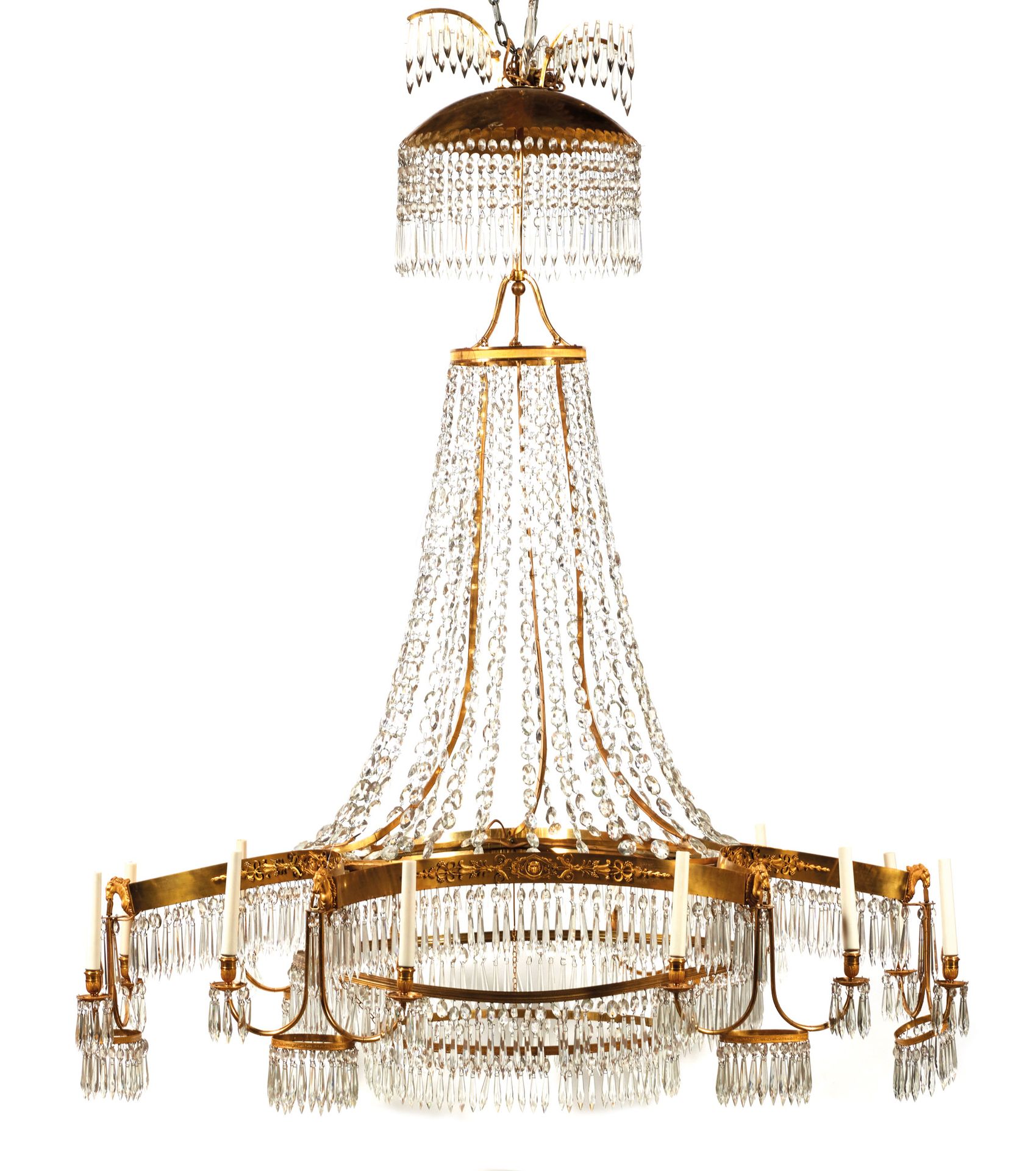 Lustre 枝形吊灯
有十二个光的枝条，以鎏金铜为基础，装饰着马头、马斯克龙、涡旋和叶子。它还装饰有吊坠、镜子。
斯堪的纳维亚风格
高度：184厘米；宽度：1&hellip;