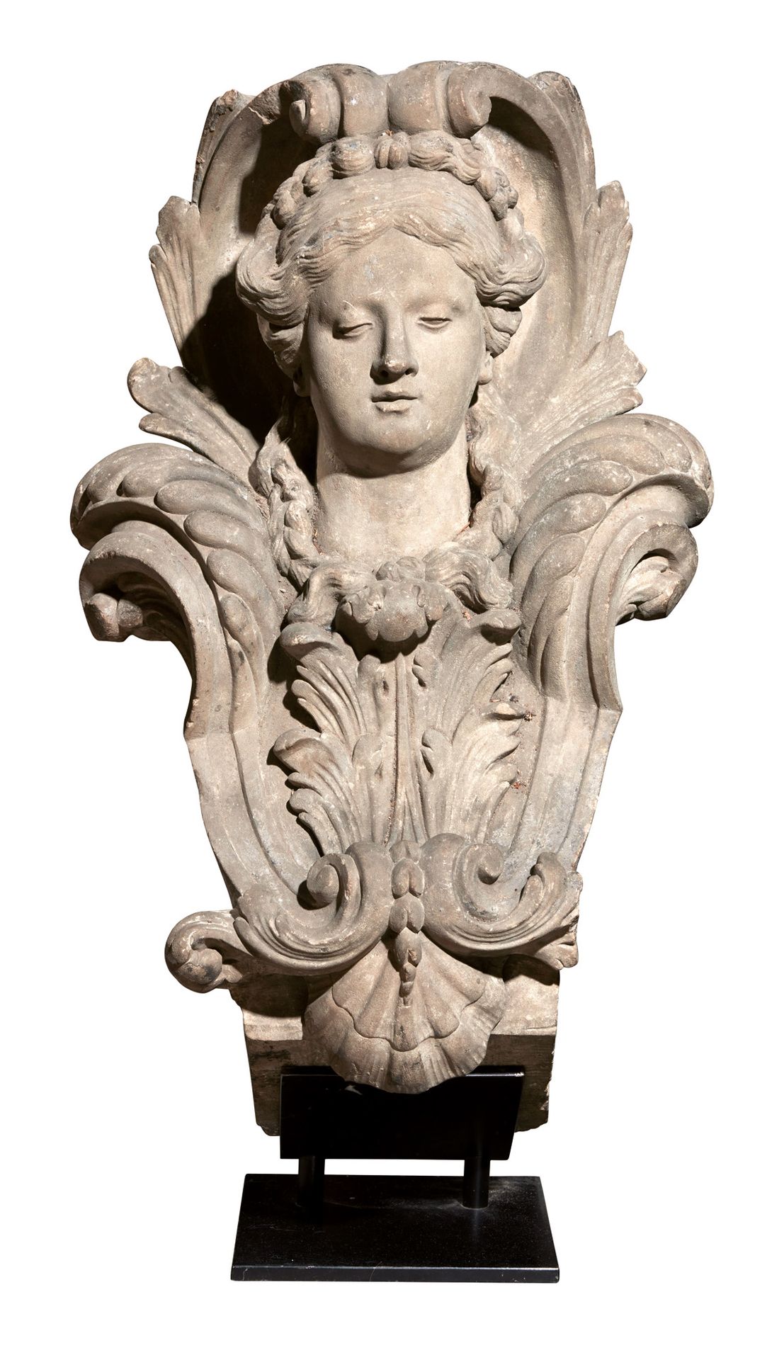 Elément d'architecture 建筑元素 
石灰岩材质的女人头像，长辫子，周围有刺桐叶、卷轴和贝壳
佛兰德斯，18世纪
高度：64厘米；宽度：38&hellip;