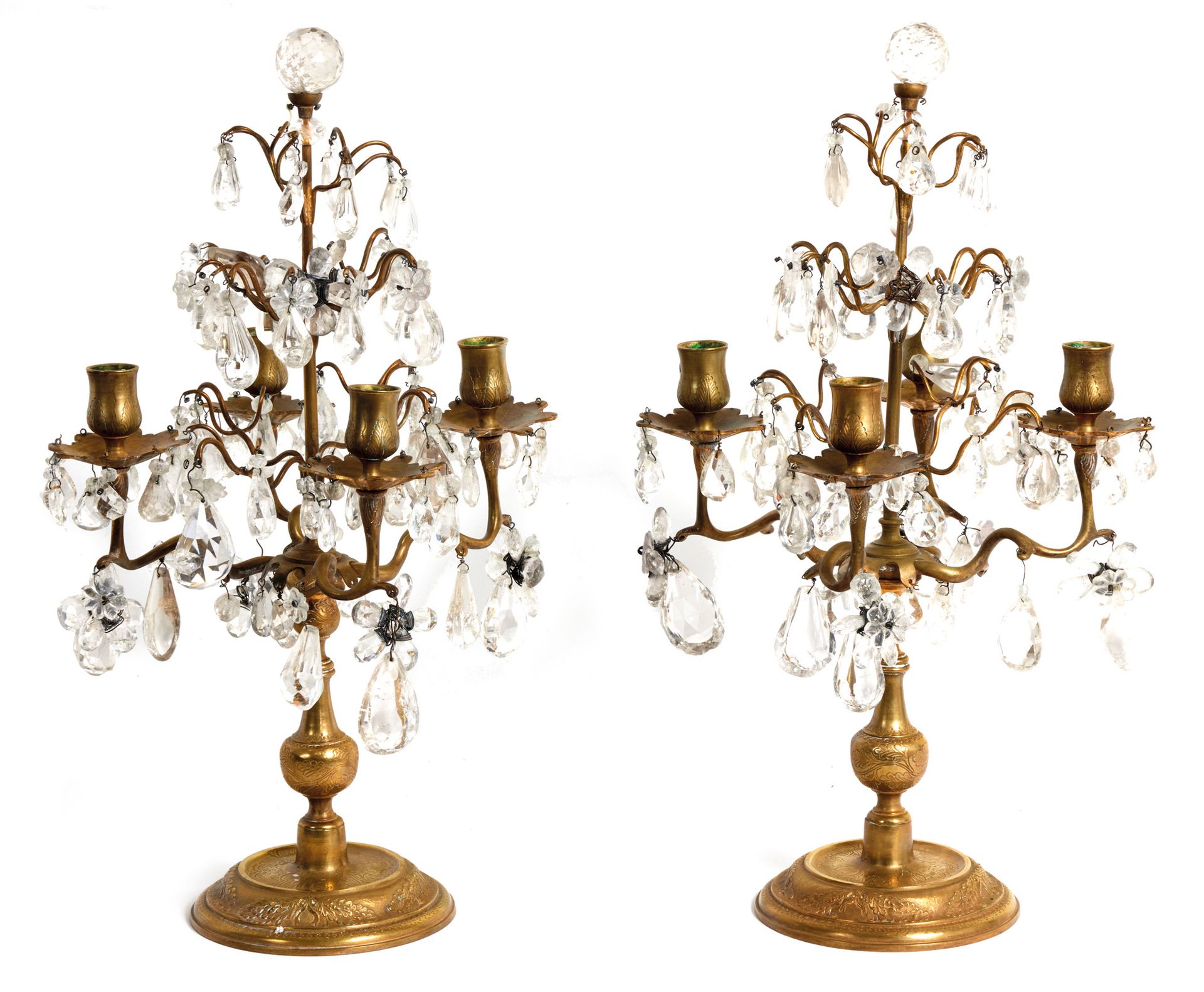 Paire de girandoles 鎏金铜制一对腰鼓 
鎏金青铜，有四个光的分支，栏杆轴放在一个装饰着叶子的圆形底座上。它们都装饰有水晶吊坠、玫瑰花和镜子。&hellip;