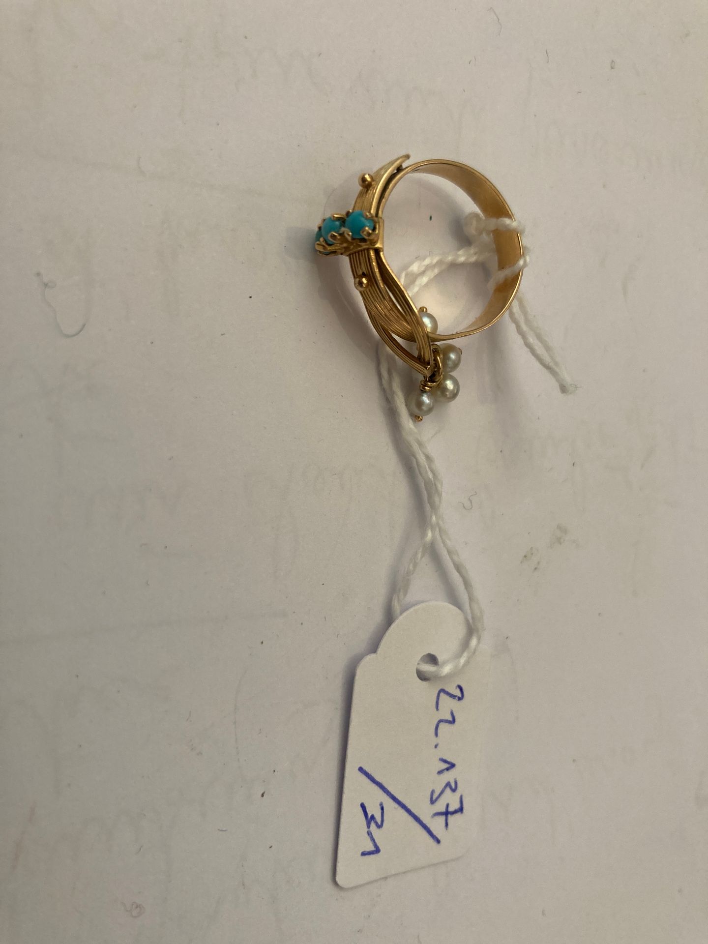 Bague en or jaune 18K (750°°) de forme ruban, petites turquoises et perles Anell&hellip;