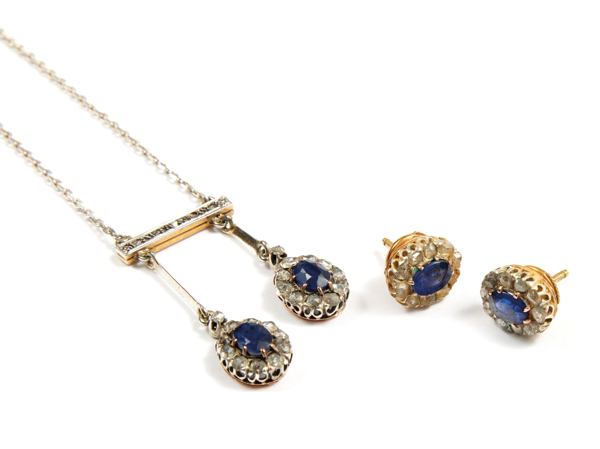 Demi-parure 半镶嵌 
包括：一条镶有玫瑰式切割钻石的项链，上面有两个吊坠，每个吊坠都镶有一颗椭圆形的蓝宝石，周围有玫瑰式切割钻石。 
毛重：8克 
&hellip;