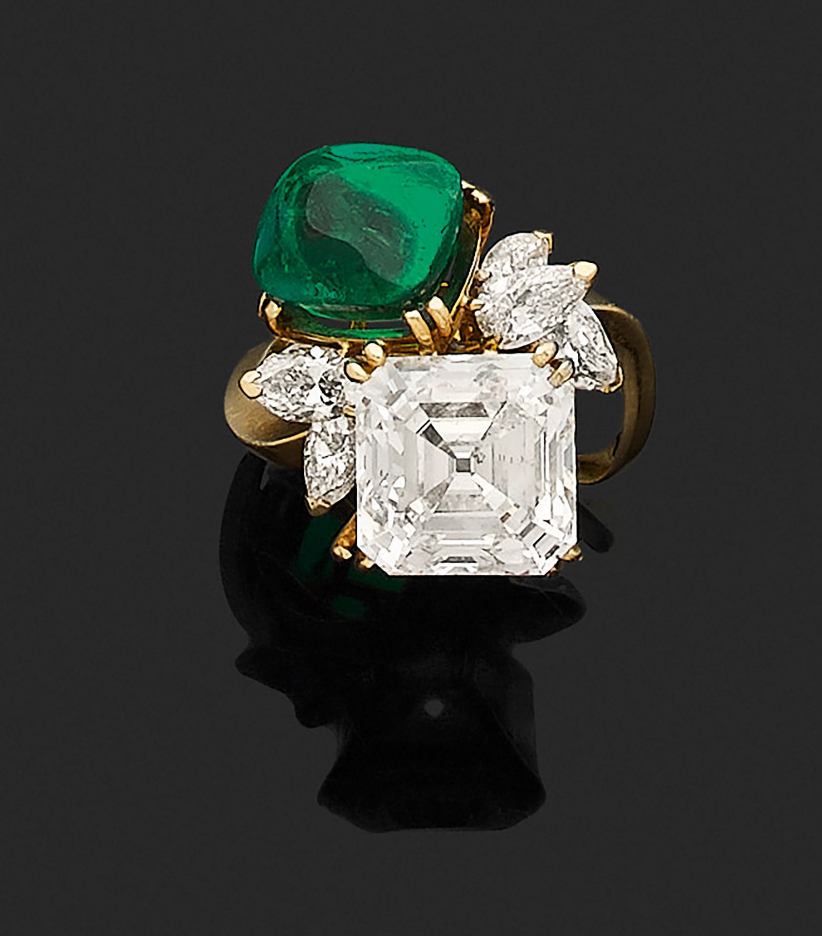 STERLÉ STERLÉ
一枚18K(750)金toi et moi戒指，镶嵌着一颗重5.82克拉的方形钻石和一颗重4.31克拉的凸圆形祖母绿，戒指上装饰着6&hellip;