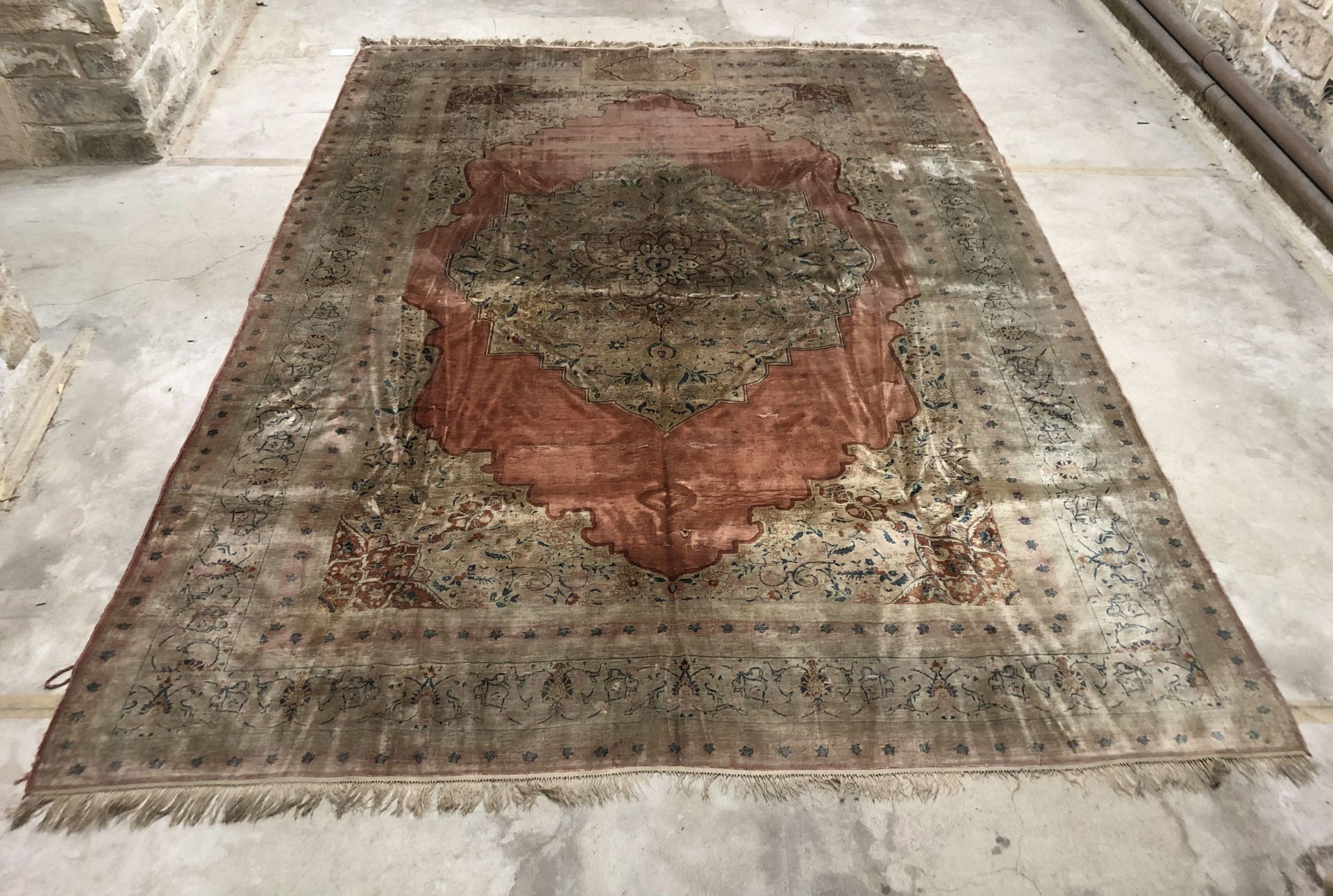 Null Wool and silk carpet decorated with a central medallion in red on a beige b&hellip;