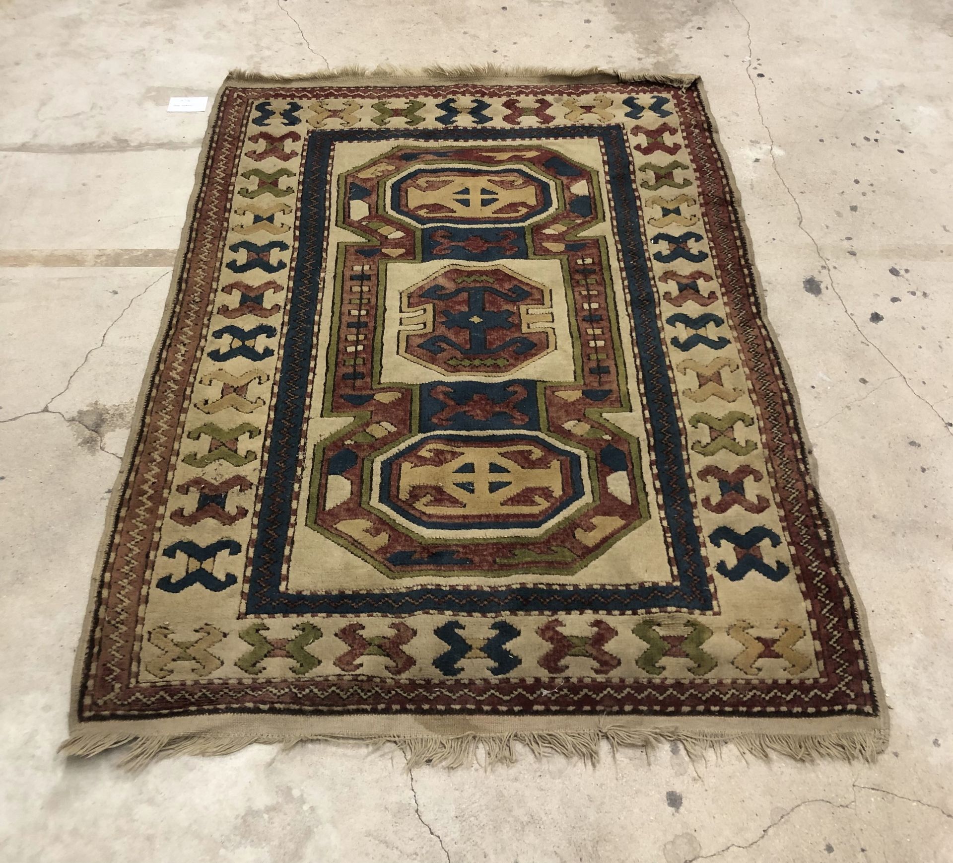 Null Thick wool carpet decorated with geometric motifs on a beige and blue backg&hellip;