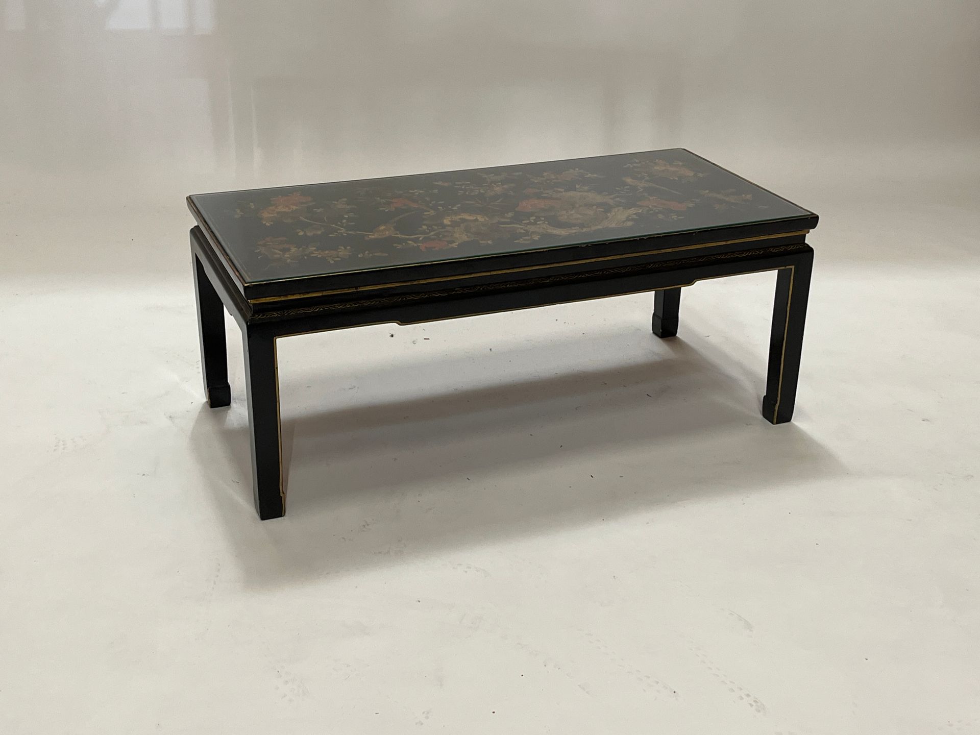 Null Rectangular coffee table 
in black lacquered wood and gilded fillets, the t&hellip;