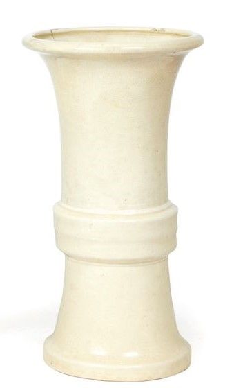 Null CHINE - XIXe siècle
Vase de forme "gu" en porcelaine émaillée blanche craqu&hellip;
