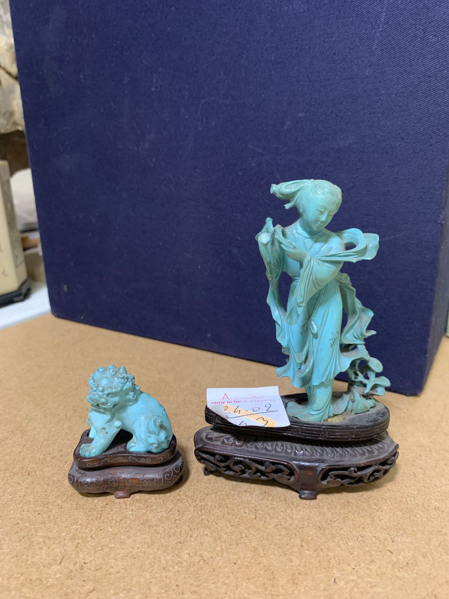 Null Femme aux cheveux noués et chien de Fo 
en turquoise sculpté
Chine moderne
&hellip;