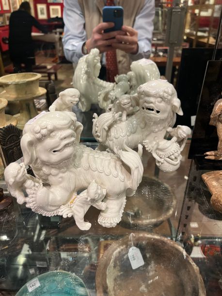 Null Paire de chiens de Fô en porcelaine blanc de Chine.
 XIXème siècle.
(Eclats&hellip;