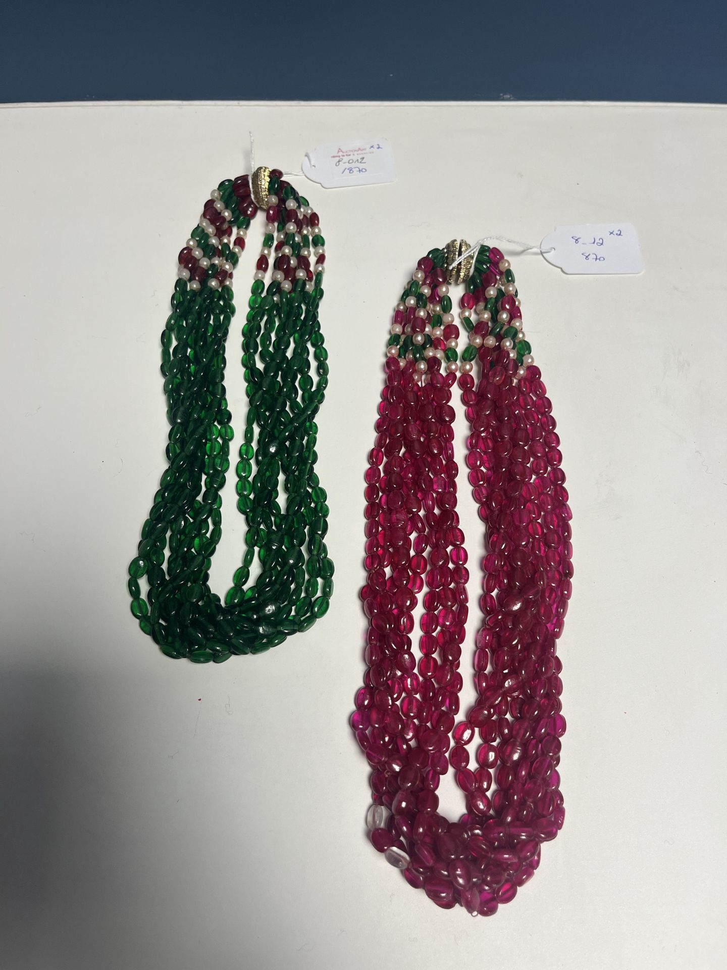 Null Deux colliers en perles synthétiques à l'imitation des rubis et emeraudes d&hellip;