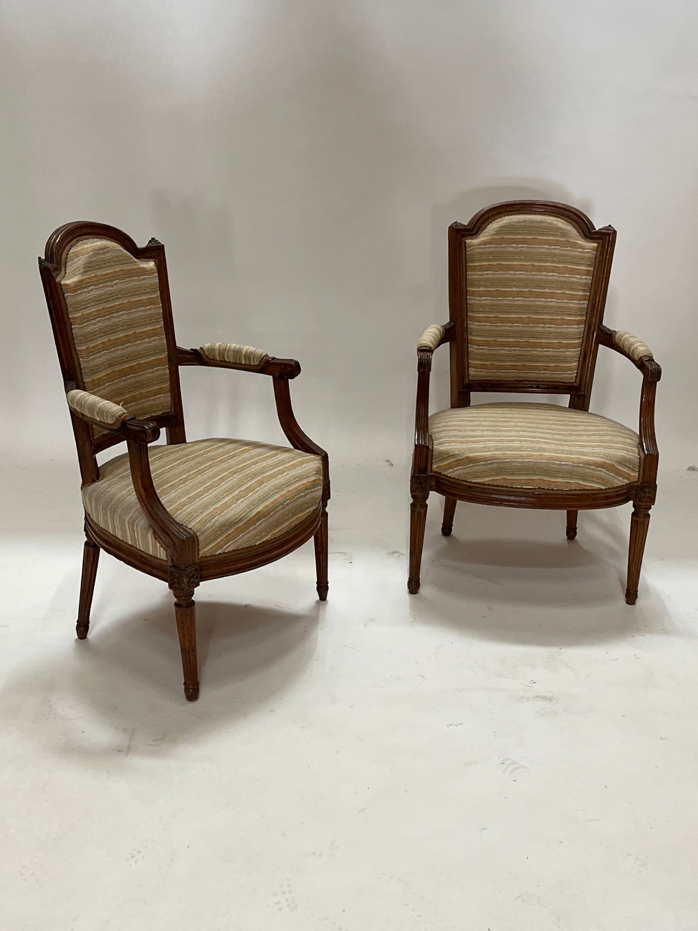 Null Two armchairs
in natural wood, moulded and carved with fluting, fluted conn&hellip;