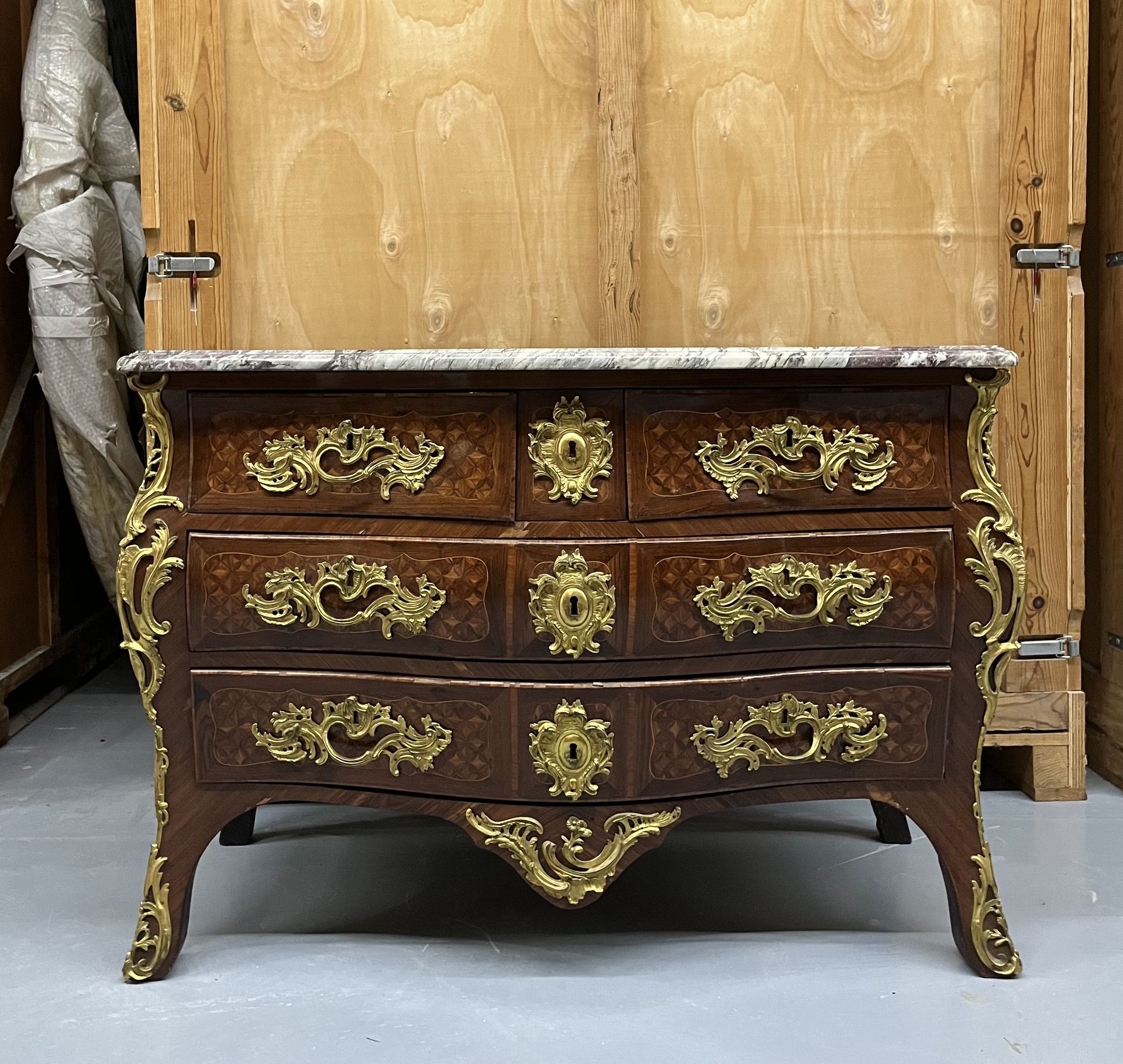 Null 一个弧形抽屉柜，采用贴面木和皇后镶嵌工艺，开有三排四个抽屉。 
18 世纪下半叶的作品
印有 J. BIRCKLÉ 字样 
丰富的乌金装饰。淡紫色纹理&hellip;