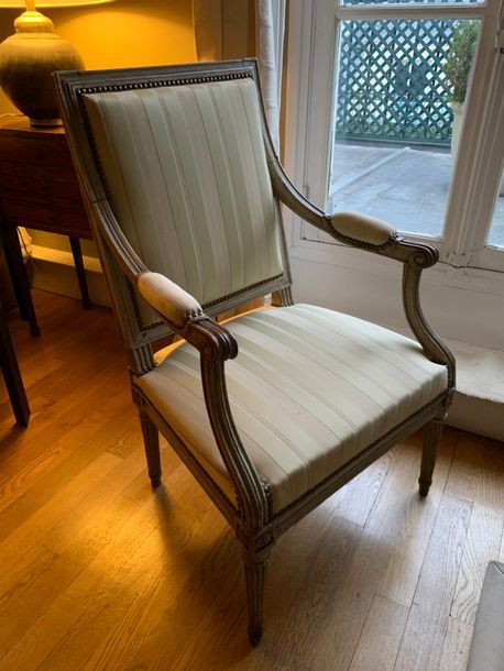 Null Straight-back armchair in cream lacquered wood,
ribbed, fluted tapered legs&hellip;