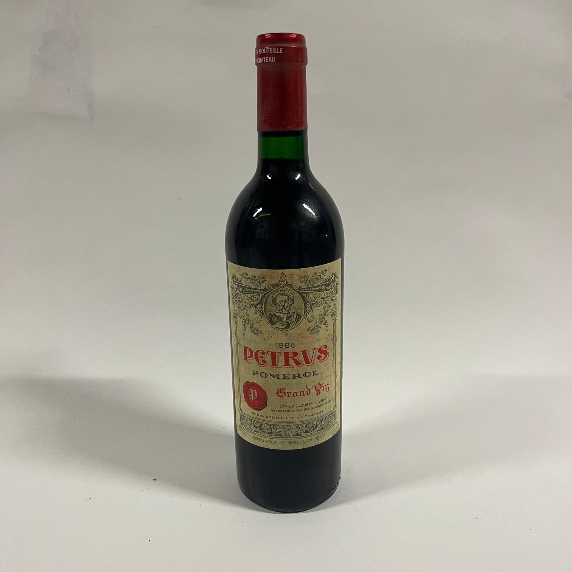 Null 1 bouteille Pétrus 1986 Pomerol, étiquette tachée, capsule légèrement détei&hellip;