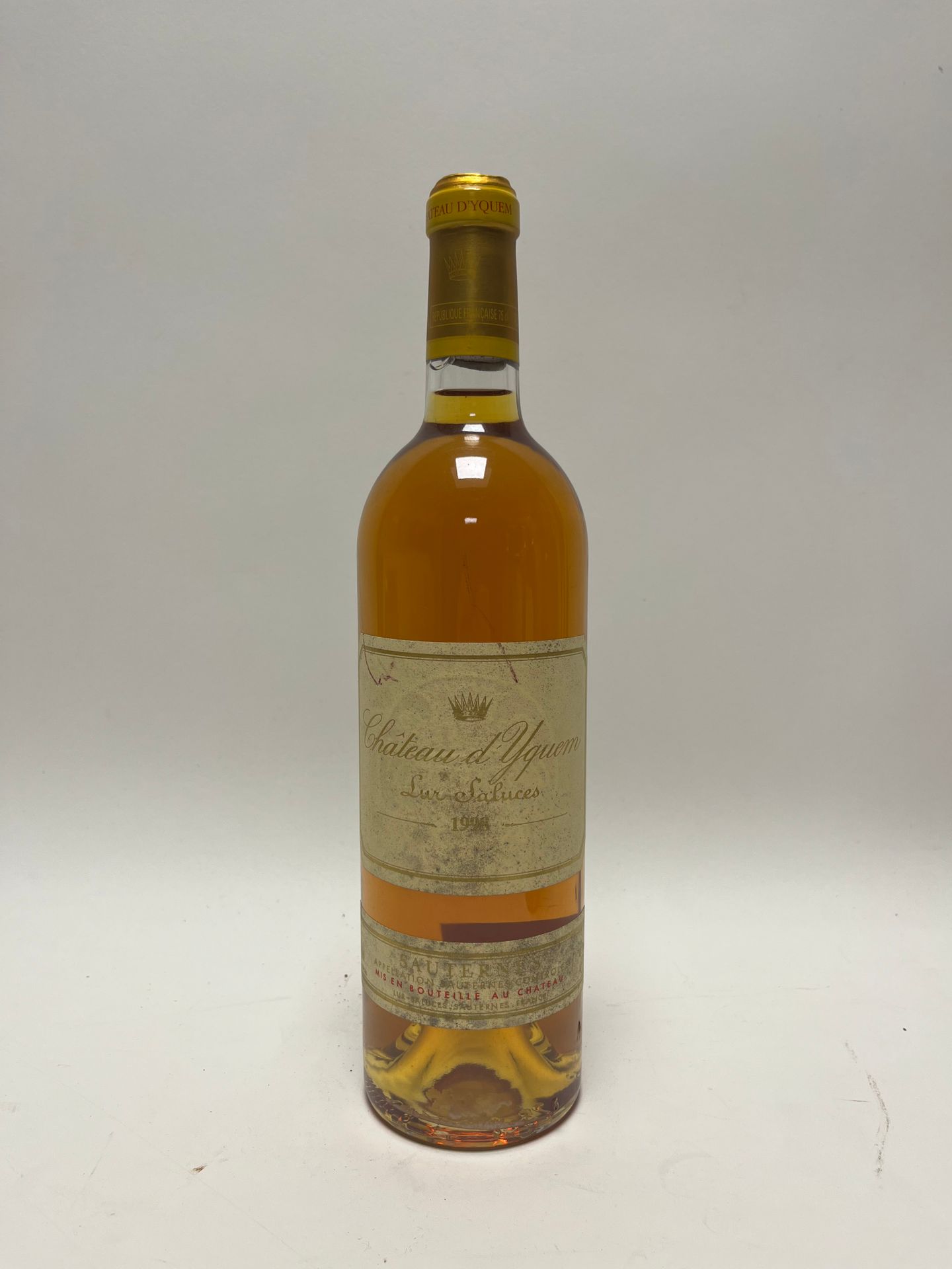 Null 1 bouteille Château d'Yquem 1998 Sauternes, étiquette tachée.
