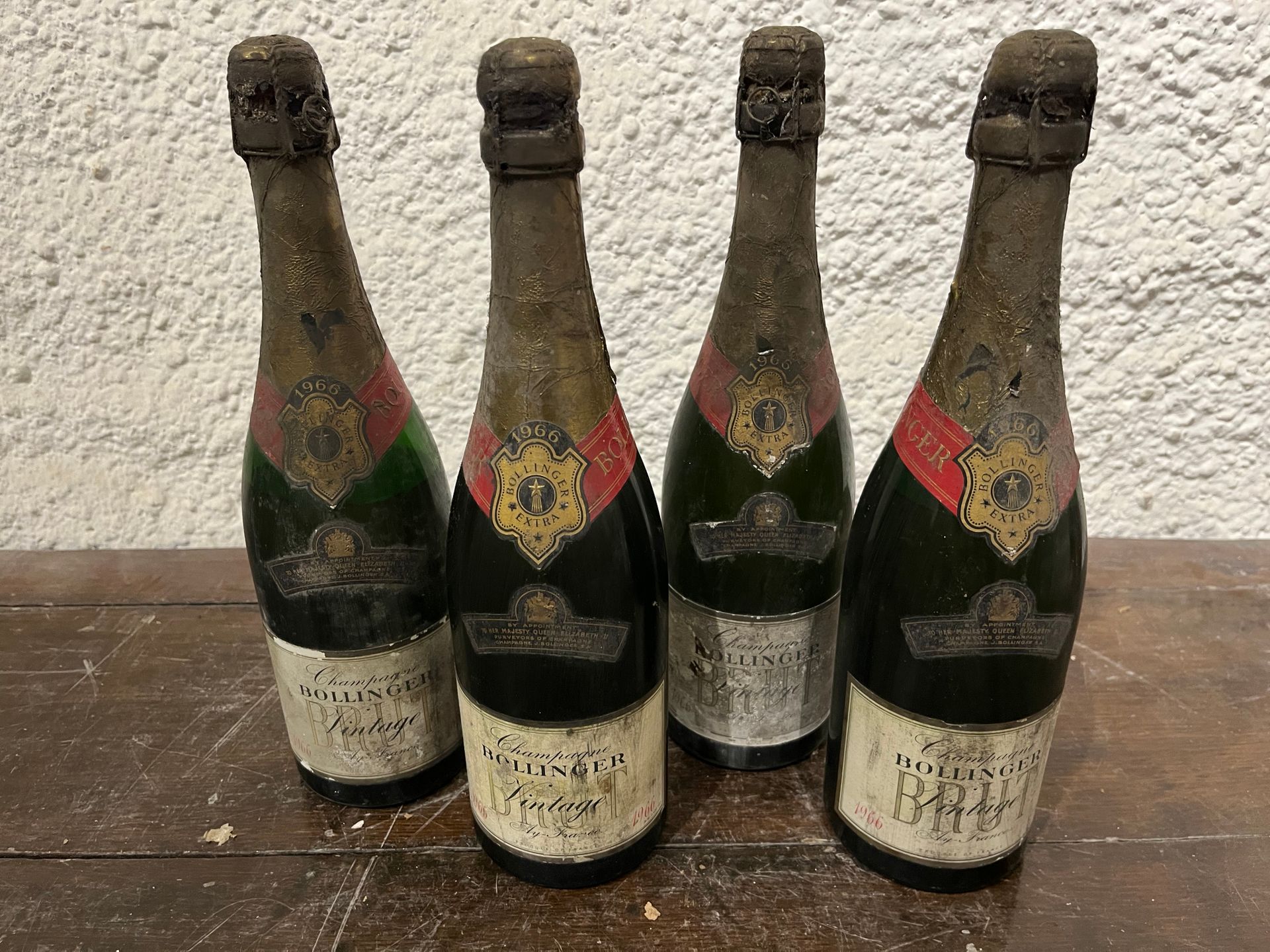 Null 4 bouteilles Champagne Bollinger Brut Vintage 1966, basses, vendues en l'ét&hellip;