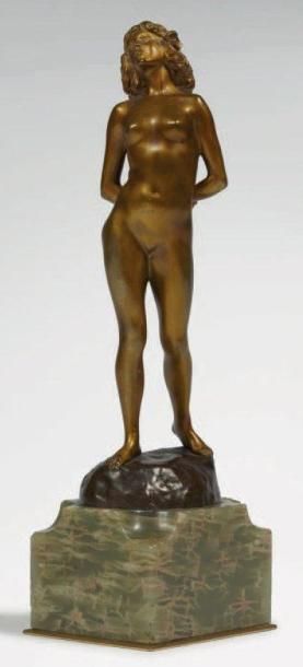 JOE DESCOMPS (1869-1950) Nu, les bras derrière le dos. Petit bronze doré sur un &hellip;