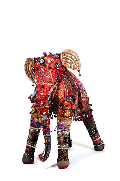 Null Très grand éléphant indien en ronde bosse richement harnaché, Rajasthan

En&hellip;