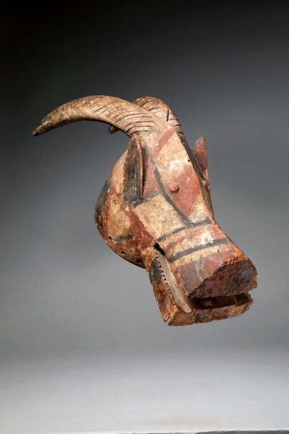 MASQUE Masque 

casque d'antilope au mufle plat et aux cornes à décor d'incision&hellip;