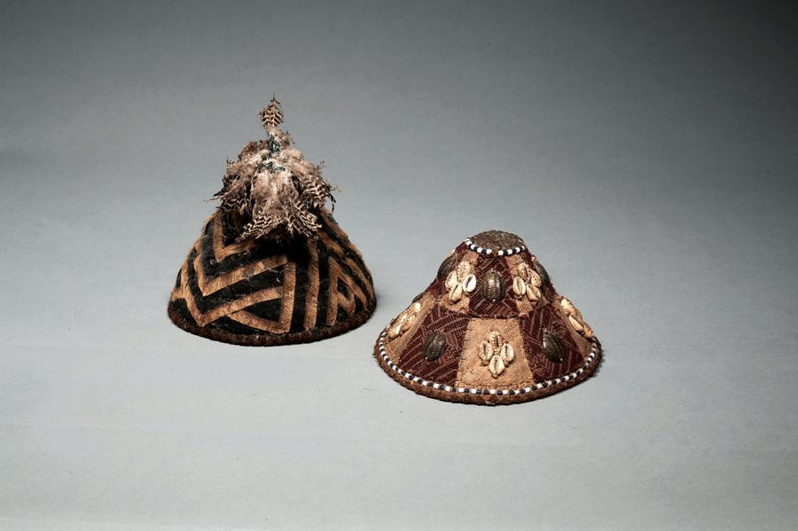 Chapeau Chapeau 

conique en fibre à décor de tissu brodé de couleur rouge, et d&hellip;