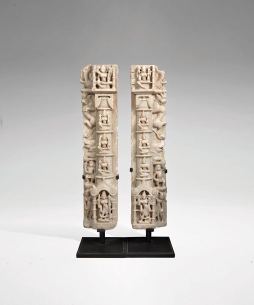 INDE - XVIIIe siècle INDE - XVIIIE SIÈCLE

Paire de colonnes en marbre sculpté, &hellip;