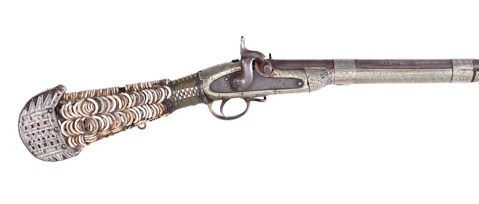 A Saudi Jezail Percussion Rifle, ca. 1890 一支沙特Jezail打击式步枪，约1890年
木制全枪托上装饰有大大小小的银&hellip;