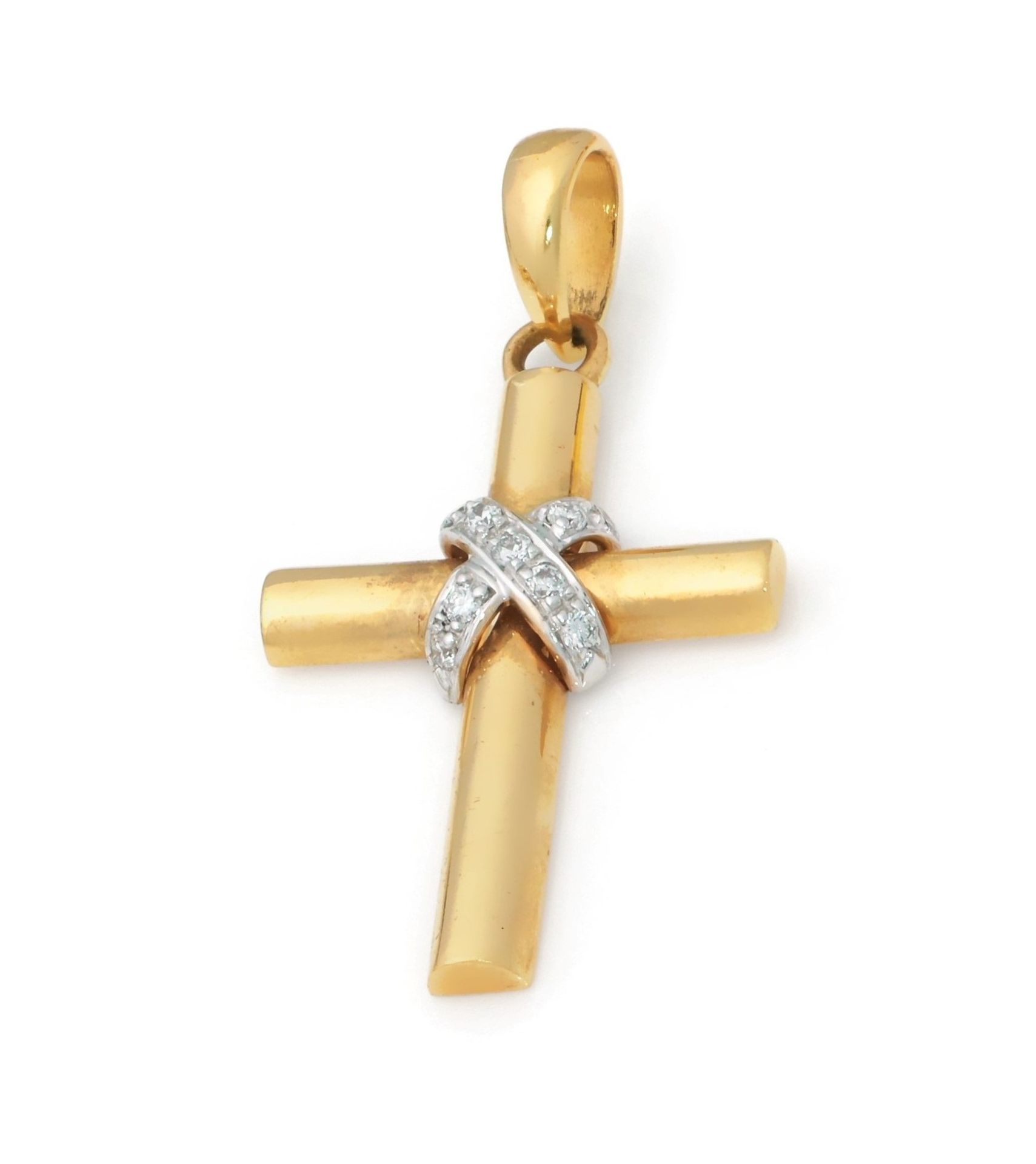 三枚黄金十字架吊坠，每枚均镶嵌钻石3 枚黄金十字架吊坠，由14K 和18K