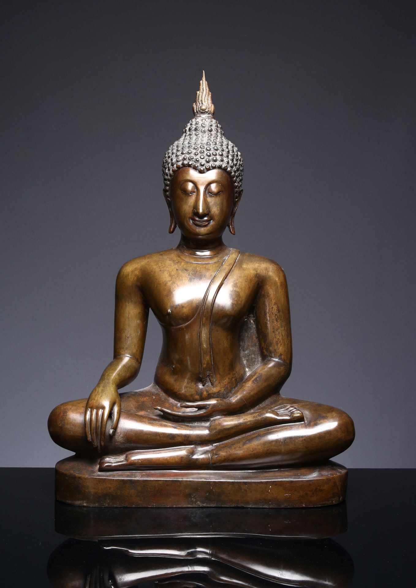 A Large Thai Bronze Figure of Buddha Shakyamuni Thaïlande, 18e/19e siècle. Assis&hellip;