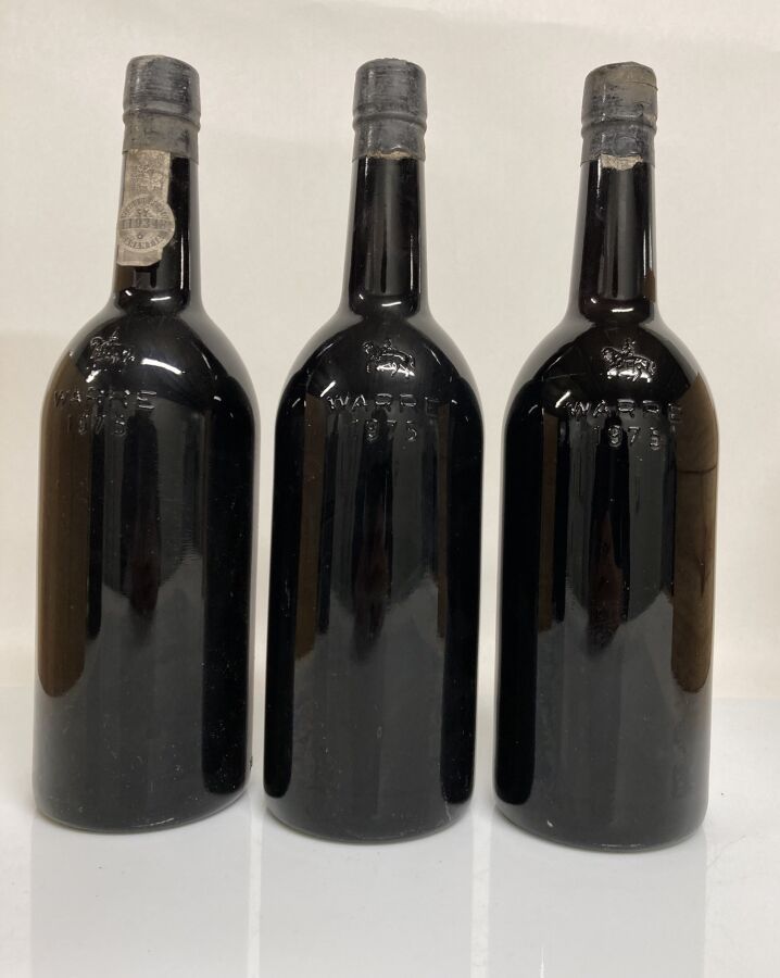 Null 3个PORTO VINTAGE 1975 Warre瓶（颈部有2个水平，1个B.G；无标签；玻璃中压印有vintage；顶部压印有c.L.S至c.L.&hellip;