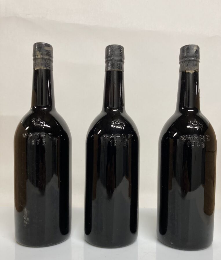 Null 3个PORTO VINTAGE 1975 Warre瓶（颈部水平；无标签；玻璃中压印有年份；C.L.S至C.L.A在顶部压印有年份）。