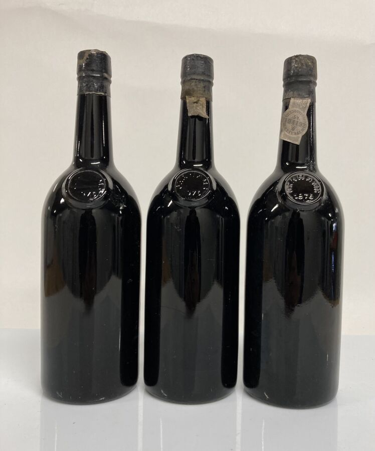 Null 3个PORTO VINTAGE 1975 Graham瓶（颈部水平；无标签；玻璃中压印有年份；顶部压印有c.L.S至c.L.A的年份）。