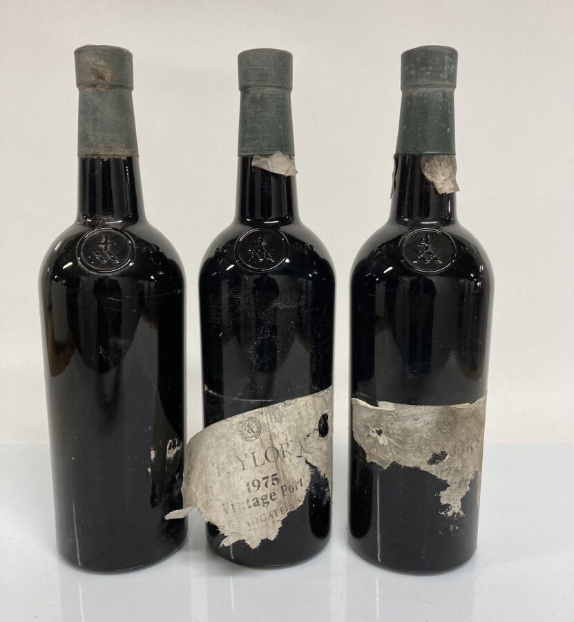 Null 3瓶PORTO VINTAGE 1975 Taylor（1瓶B.G；2瓶e.T.A和1瓶无标签；s.C.在顶部压印有vintage）。