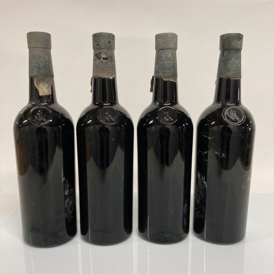 Null 4 Bottles PORTO VINTAGE 1975 Taylor (1 B.G; without labels; 2 c.S embossed &hellip;