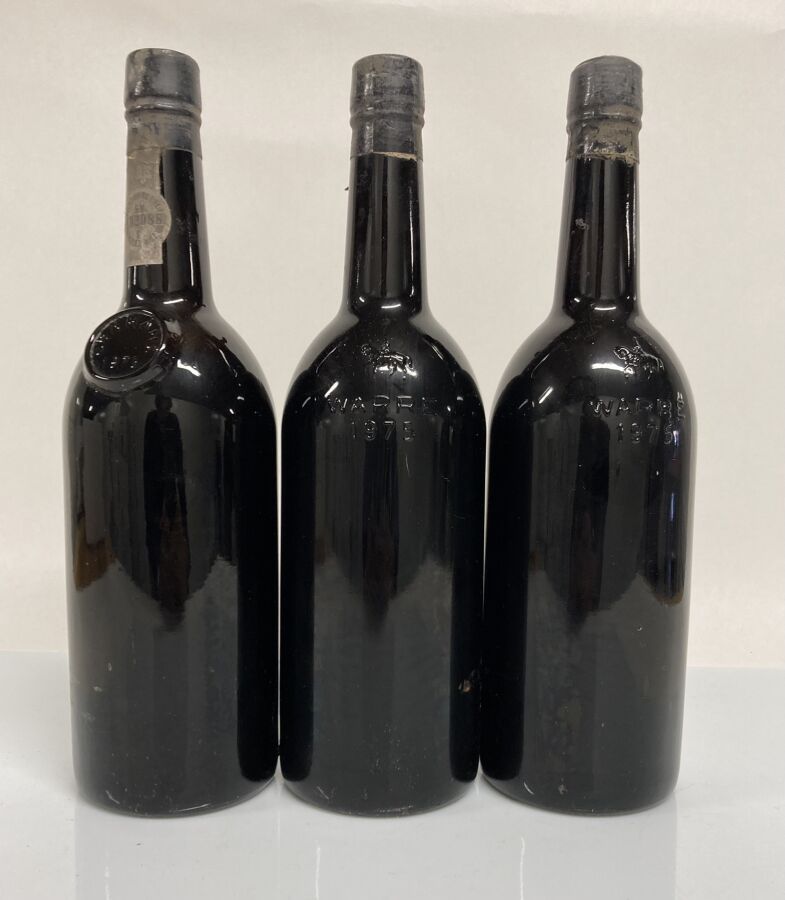 Null Set of 3 Bottles: 2 PORTO VINTAGE 1975 Warre (levels in neck; vintage embos&hellip;