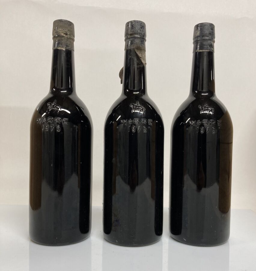 Null 3个PORTO VINTAGE 1975 Warre瓶（颈部水平；无标签；玻璃中压印有年份；C.L.S至C.L.A在顶部压印有年份）。