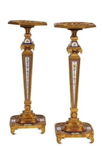 Null 亚历山大-路易-贝朗热(1799-1863)

一对手电筒

大约1820-1825年。

鎏金青铜和巴黎瓷器安装在橡树和木板上。

橡木、马齿苋和桃&hellip;