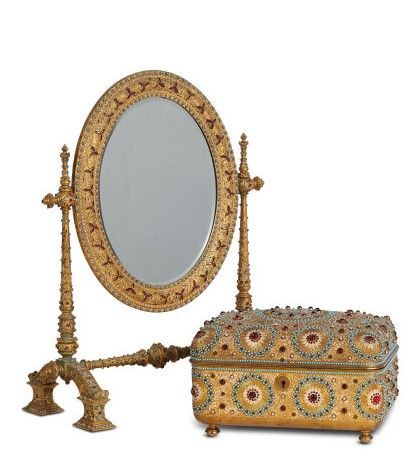 Null 珠宝盒和它的心理

从19世纪末开始的工作

 俄罗斯市场的 "世纪"。

黄铜、珐琅、玻璃、珍珠和绿松石。

茜茜：高49厘米，宽38.5厘米，长1&hellip;