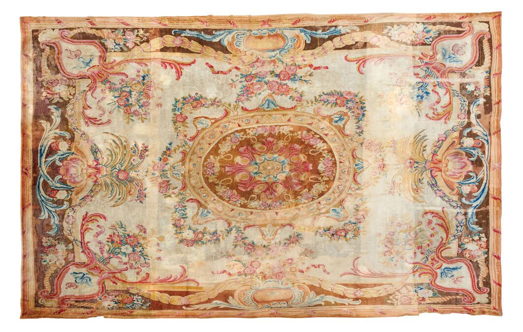 Null 肥皂水(SOAPS)

在法国奥布松打结的地毯

18世纪，路易十四时期

6,97 x 5,37 m



这块重要的地毯上有一个大型的中央棕色椭圆&hellip;