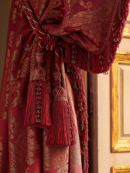 Null 74 A - 一套四对锦缎窗帘

覆盆子缎面背景，文艺复兴时期的风格，用金线装饰的花瓶，中间有一个花瓶。

小鸟在花边带子的网络中，葡萄叶和葡萄，莫勒&hellip;