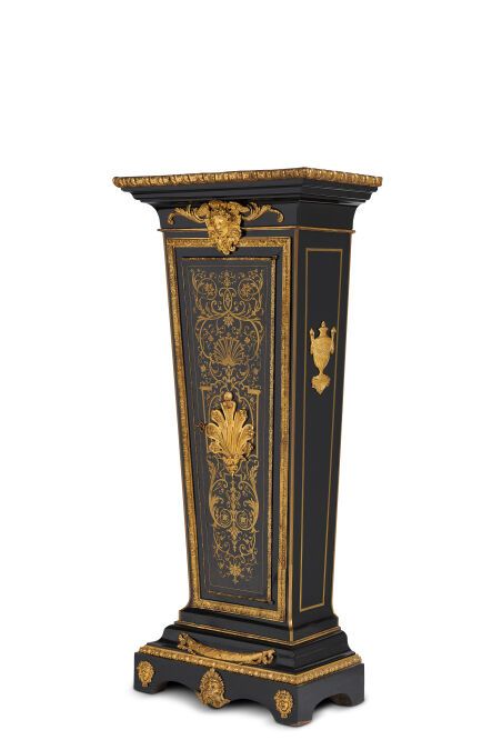 Null ~ 阿德里安-杜波依斯

1741年，橱柜制造商在巴黎接受了大师的指导

橱柜式护套

路易十五时期。

棕色玳瑁和黄铜镶嵌在发黑的梨木结构上。

H&hellip;