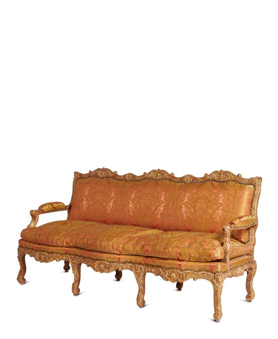 Null 大三层沙发à la reine

巴黎的作品，大约在1730年。

雕刻和镀金的榉木。

H.100厘米 宽204厘米 深63厘米

镀金层有磨损和缺&hellip;