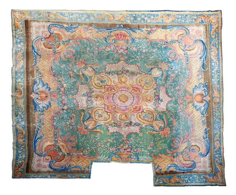 Null 肥皂水(SOAPS)

在法国奥布松打结的地毯

18世纪，路易十四时期

6,71 x 6,37 m



这个重要的肥皂作品的中央装饰有一个大的
&hellip;