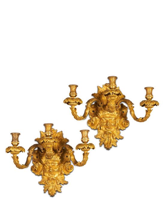 Null 一对三臂式壁灯

法国，约1710/1720

镂空和鎏金的青铜。

H.35厘米

长44厘米的一个

另一个为宽48.5厘米

P.25厘米

镀&hellip;