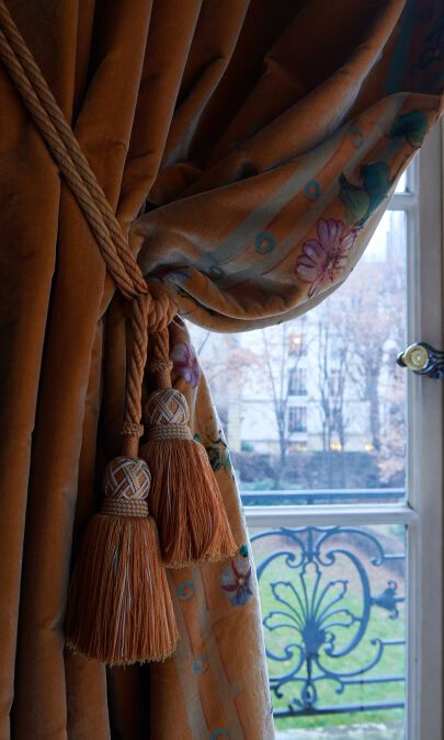 Null 四件套窗帘

杏色丝绒，边上是同样的丝绒

花架上的花环，与他们的

他们的四个领带是带两个流苏的passementerie(未染色的和带一个流苏的)&hellip;